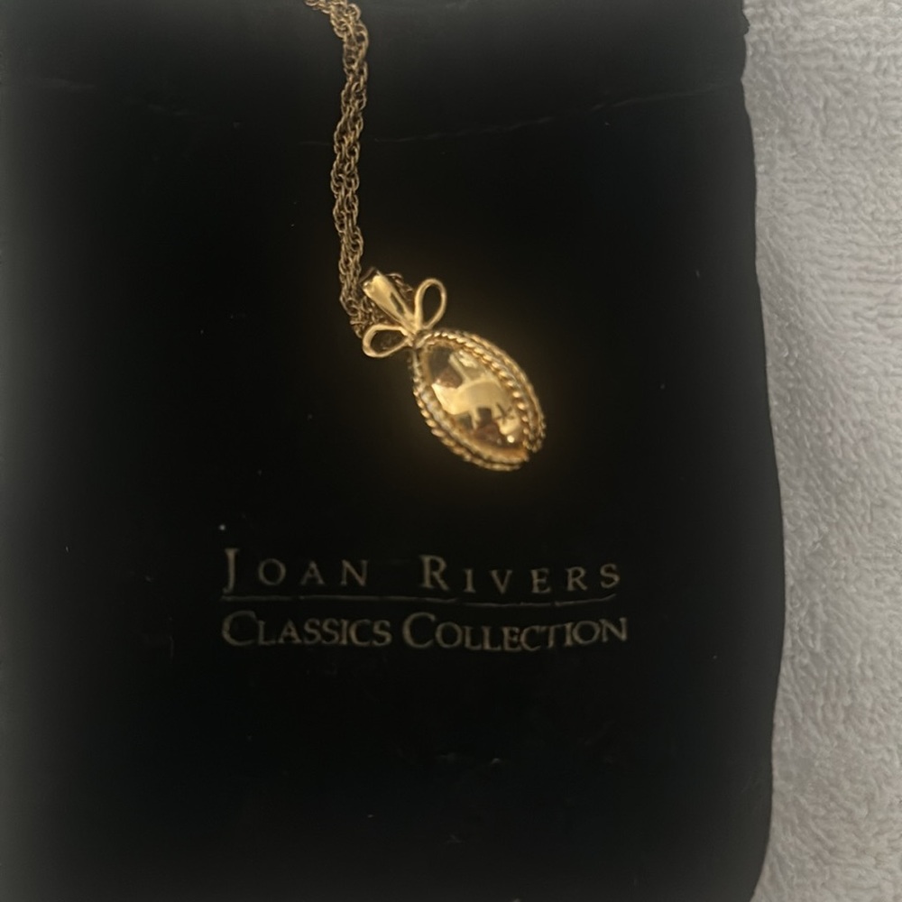 Joan Rivers pendent